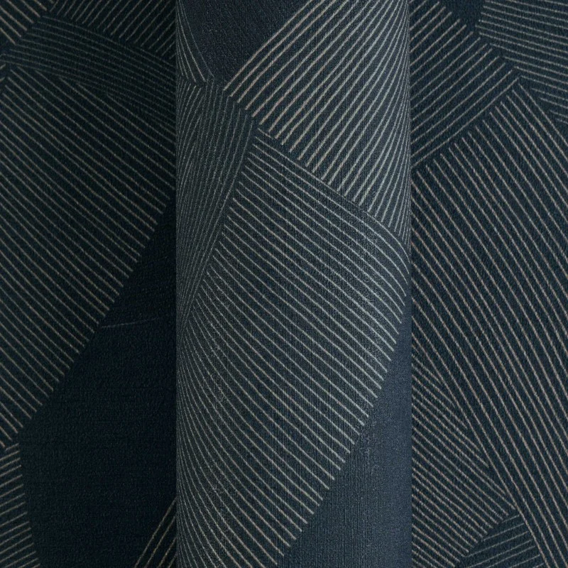 AS Creation Cuba 79160-3 Geometrik Desenli Lacivert Duvar Kağıdı Koyu lacivert ve antrasit tonlarında geometrik çizgi desenli AS Creation Cuba 79160-3 vlies duvar kağıdı