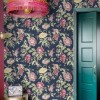 Koyu lacivert zemin üzeri mürdüm ve pembe çiçek desenli Blooming Garden 8308 duvar kağıdı