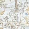 Açık mavi gri zemin üzerine balıkçıl kuş ve mavi çiçekli ağaç dalları desenli Blooming Garden 8316 duvar kağıdı
