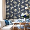 Lacivert zemin üzerine krem, sarı ve mavi-gri klasik çiçek demeti desenli Blooming Garden 8332 duvar kağıdı