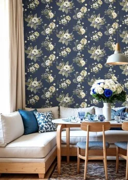 Blooming Garden 8332 Klasik Çiçek Demeti Desenli Lacivert Duvar Kağıdı, 5.33m²