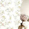 Beyaz zemin üzerine sarı, mor ve pembe çiçek desenli Blooming Garden 8355 duvar kağıdı