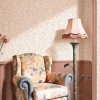 Beyaz zemin üzerine soft pembe sarmaşık yaprak desenli Blooming Garden 8364 duvar kağıdı