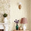 Beyaz zemin üzerine soft bej sarmaşık yaprak desenli Blooming Garden 8366 duvar kağıdı