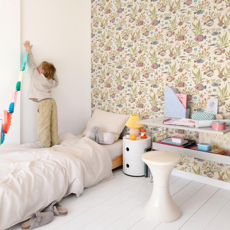 Grandeco Little Dreamers LD3318 Deniz Altı Pembe Balık Duvar Kağıdı Ekru zemin üzerine pembe ve yeşil balık desenli deniz altı bebek odası duvar kağıdı Jack n Rose LD3318