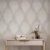 Kırık beyaz ve gri tonlarında dikey dokulu sedefli geometrik duvar kağıdı