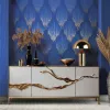Saks mavisi ve kobalt tonlarında dikey iplik dokulu altın ışıltılı geometrik lüks duvar kağıdı