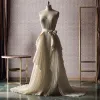 Marburg Papis Loveday 35812 Damask Duvar Kağıdı Greige ve gül kurusu lila tonlarında balık pulu damask desenli podyum esintili lüks duvar kağıdı