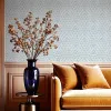 Buz mavisi ve gümüş tonlarında balık pulu damask desenli podyum esintili lüks duvar kağıdı