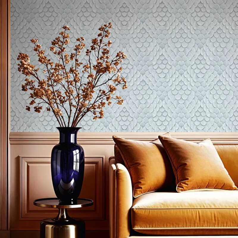 Buz mavisi ve gümüş tonlarında balık pulu damask desenli podyum esintili lüks duvar kağıdı