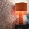 Gül kurusu ve bakır tonlarında ışıltılı pul dokulu geometrik damask desenli podyum esintili lüks duvar kağıdı
