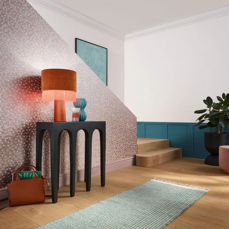 Gül kurusu ve bakır tonlarında ışıltılı pul dokulu geometrik damask desenli podyum esintili lüks duvar kağıdı