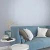 Açık buz mavisi tonlarında ince dikey iplik dokulu sade lüks duvar kağıdı