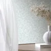 Buz mavisi ve krem tonlarında minik sık kır çiçekleri desenli podyum esintili lüks duvar kağıdı