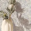 Krem ve buz mavisi tonlarında minik çiçek desenli ışıltılı podyum esintili lüks duvar kağıdı