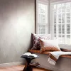 Krem ve inci beyazı tonlarında yelpaze pile desenli 3d etkili lüks duvar kağıdı