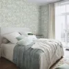 Soft adaçayı yeşili ve puslu gri tonlarında kendinden jüt tekstürlü büyük yaprak silüetli modern salon duvar kağıdı