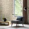 Rasch Golden Hour 941043 Yaprak Desenli Duvar Kağıdı Bej ve vizon tonlarında tekstürlü zemin üzerinde büyük yaprak silüetleri olan modern salon duvar kağıdı