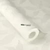Gri ve gümüş tonlarında tonal yaprak desenli modern salon duvar kağıdı