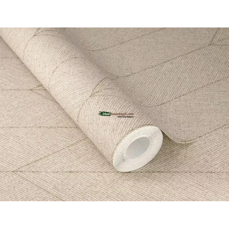 Bej tonlarında balıksırtı formunda geometrik çizgili desenlere sahip modern duvar kağıdı