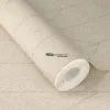 Açık grej ve vizon tonlarında balıksırtı formunda geometrik çizgili modern salon duvar kağıdı