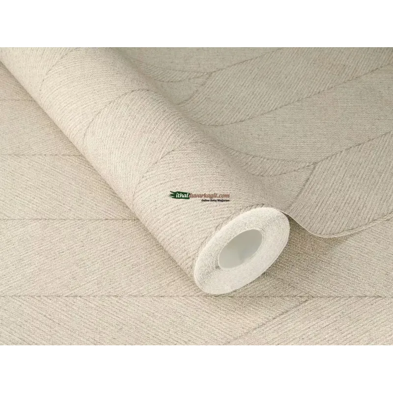 Açık grej ve vizon tonlarında balıksırtı formunda geometrik çizgili modern salon duvar kağıdı