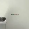 Soft açık gri tonlarında yoğun keten kumaş tekstürlü düz desenli modern salon duvar kağıdı