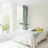 Soft krem zemin üzerine adaçayı yeşili tonlarında zarif bambu yaprağı desenli modern salon duvar kağıdı