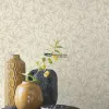Soft krem zemin üzerine zeytin yeşili tonlarında zarif bambu yaprağı desenli modern salon duvar kağıdı