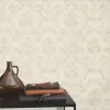 Kırık beyaz ve ekru tonlarında klasik damask desenli Alman mimari duvar kağıdı