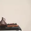 Pudra pembe ve açık krem tonlarında düz keten kumaş dokulu Alman mimari duvar kağıdı