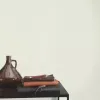Kırık beyaz ve açık krem tonlarında düz keten kumaş dokulu Alman mimari duvar kağıdı
