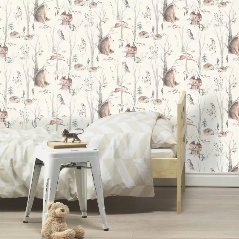 Rasch Kids World 2 300048 krem zeminli sulu boya efektli ayı baykuş tavşan kirpi ve ağaç desenli bebek odası duvar kağıdı