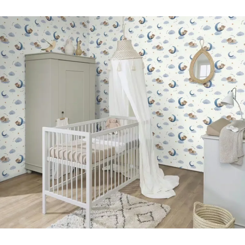 Rasch Kids World 2 321005 krem zeminli mavi hilal üzerinde uyuyan ayıcık bulut ve yıldız desenli bebek odası duvar kağıdı