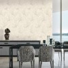 Roberto Cavalli No.9 RC21004 Duvar Kağıdı Fildişi ve açık bej tonlarında katmanlı kuş tüyü desenli rölyef dokulu lüks duvar kağıdı