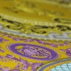 Canlı mavi, altın ve çok renkli barok madalyon tabak desenli Versace VI duvar kağıdı