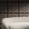 Siyah zemin üzerine gümüş barok madalyon ve taç motifli Versace VI duvar kağıdı