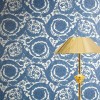 Versace VI 79135-4 Krem Mavi Barok Duvar Kağıdı Krem zemin üzerine canlı mavi barok yaprak desenli Versace VI 79135-4 duvar kağıdı