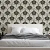 Casa Chic Z20136 beyaz krem tonlarında, büyük damask desenli, klasik ve lüks duvar kağıdı.