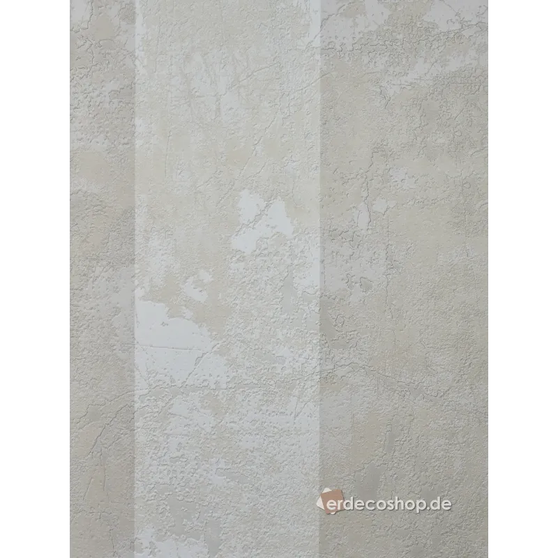 Savana Z77531 Beton Efektli Duvar Kağıdı Savana koleksiyonundan, dikey şeritler halinde yıpranmış beton dokusuna sahip açık bej ve gri tonlarında duvar kağıdı