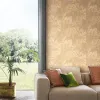 Trussardi 7 Z18917 ile jüt dokulu tropikal yaprak desenli duvar kağıdı Jüt dokulu, açık bej ve hafif yeşil tonlarında tropikal yaprak desenli modern elyaf duvar kağıdı