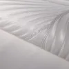 Beyaz ve açık krem rengi, kabartmalı dalgalı yaprak desenli modern vinil duvar kağıdı