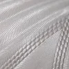 Beyaz ve açık krem rengi, kabartmalı dalgalı yaprak desenli modern vinil duvar kağıdı