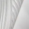 Açık gri ve bej rengi, kabartmalı dalgalı yaprak desenli modern elyaf duvar kağıdı