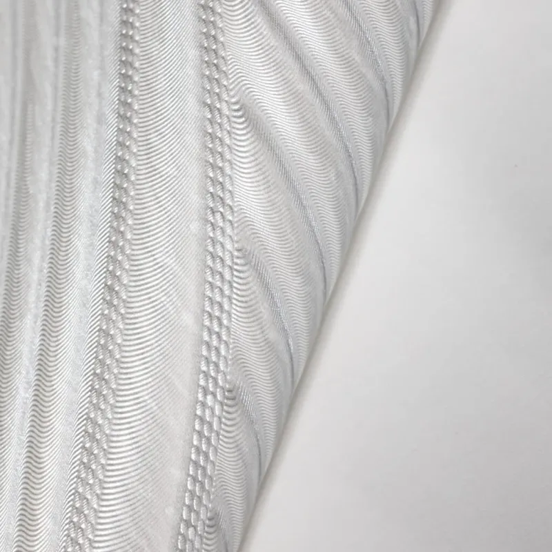 Açık gri ve bej rengi, kabartmalı dalgalı yaprak desenli modern elyaf duvar kağıdı