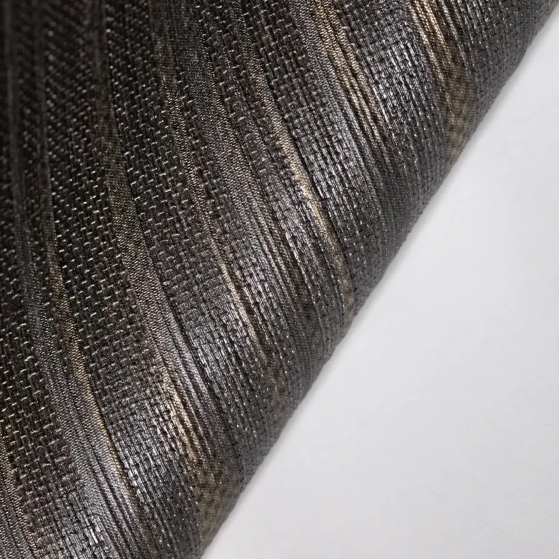 Koyu kahve ve bronz tonlarında dikey çizgili, kumaş görünümlü modern elyaf duvar kağıdı