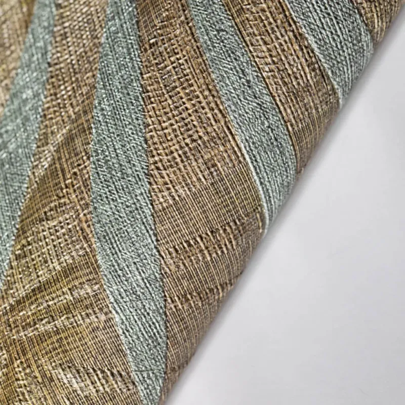 Trussardi 7 Z18913 ile jüt dokulu tropikal yaprak desenli duvar kağıdı Jüt dokulu, kahve ve mint yeşili tonlarında tropikal yaprak desenli modern elyaf duvar kağıdı