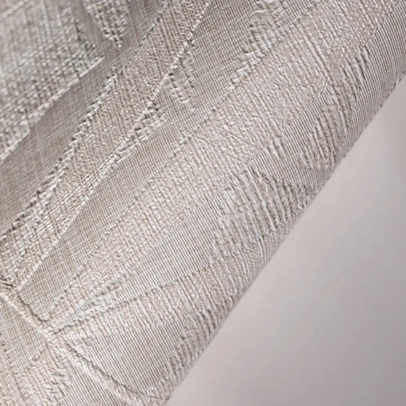 Jüt dokulu, açık bej ve krem tonlarında tropikal yaprak desenli modern elyaf duvar kağıdı
