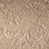 Hafif dokulu, soyut eskitme görünümlü, sarı/bej tonlarında elyaf duvar kağıdı