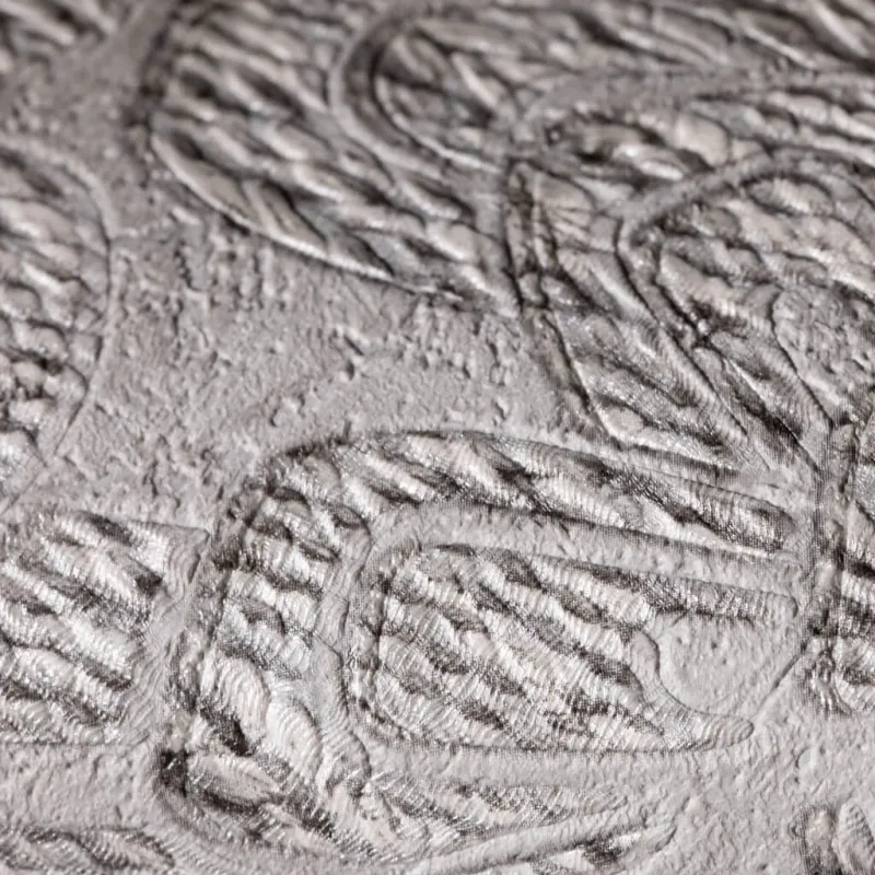 Kabartmalı gri damask desenli, gri/bej tonlarında lüks elyaf duvar kağıdı